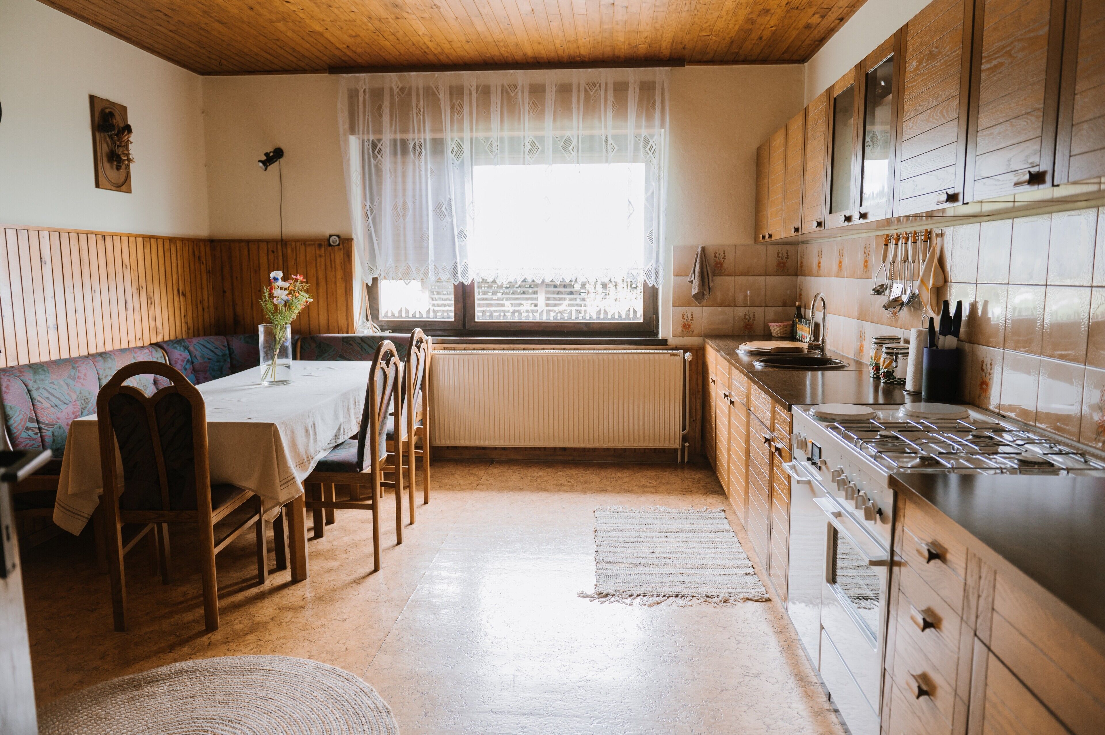 Een koelkast, een magnetron, een oven, een broodrooster