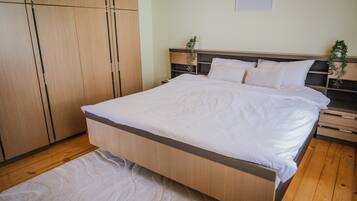 2 bedrooms, internet, bed sheets