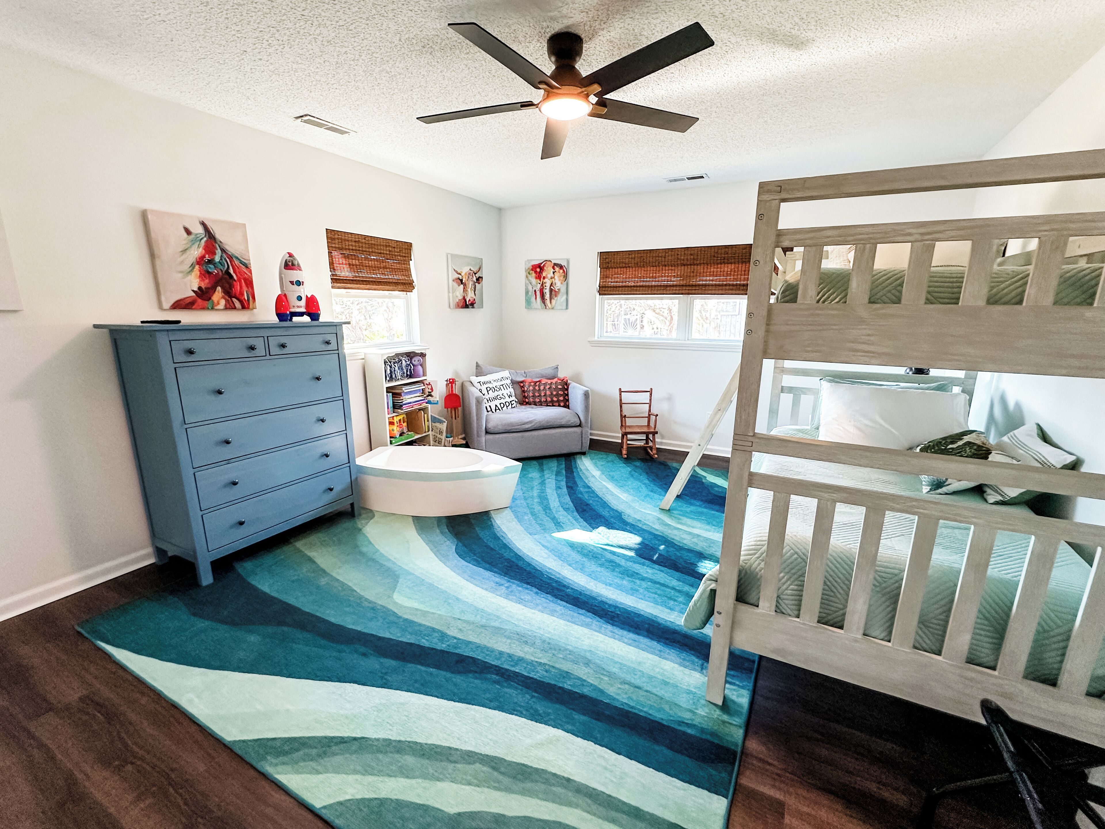 3 soverom, skrivebord, strykejern/-brett og reiseseng for barn