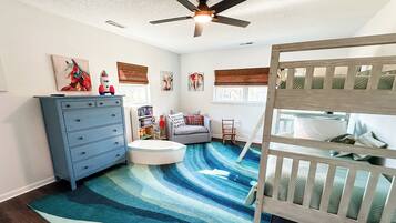 3 soverom, skrivebord, strykejern/-brett og reiseseng for barn