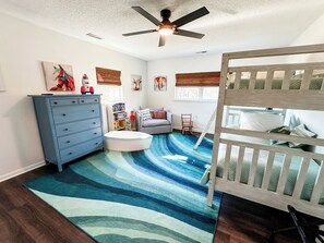 3 chambres, bureau, fer et planche à repasser, lit de bébé portatif