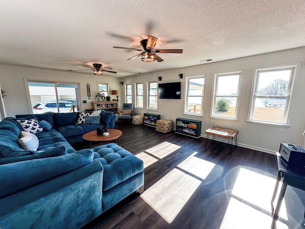 Smart TV, books, stereo