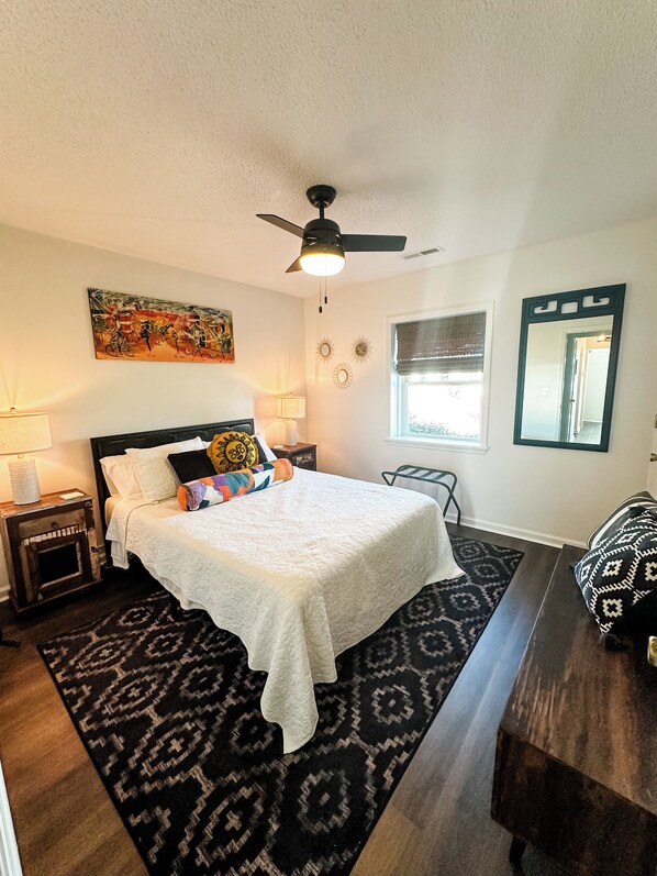 3 chambres, bureau, fer et planche à repasser, lit de bébé portatif