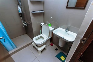 Haartrockner, Handtücher, Seife, Toilettenpapier