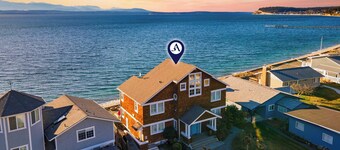 Waterfront 4bdr w/ Deck, Stunning Views, Fire Pit Cedar Street by Avantstay