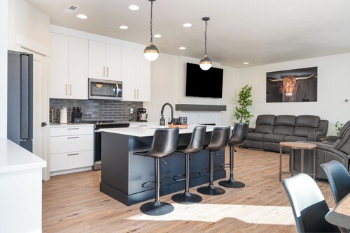 Custom Home/Hot Tub/Fireplace/Close To LakeCascade