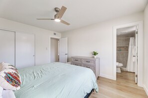 3 habitaciones, escritorio y tabla de planchar con plancha