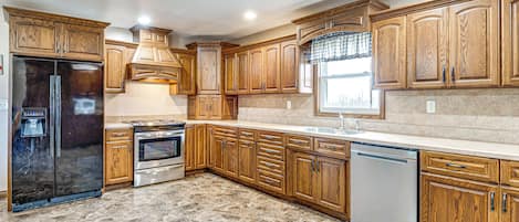 Fridge, microwave, stovetop, dishwasher