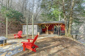 Terrace/patio - Fire Pit & Mountain Views: Waynesville Retreat! (Waynesville)