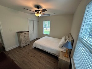 5 habitaciones, tabla de planchar con plancha, wifi y ropa de cama