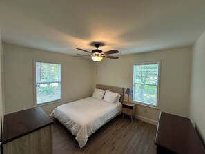 5 bedrooms, iron/ironing board, WiFi, bed sheets - Beautiful 5 Bedrooms in Newly Furnished Home in Desirable Martinez Area (Martinez)