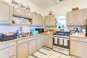 Réfrigérateur, micro-ondes, plaque de cuisson, cafetière/bouilloire