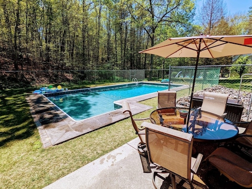 Charming 3-bedroom Family Getaway in Queensbury with WiFi and AC