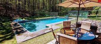 Charming 3-bedroom Family Getaway in Queensbury with WiFi and AC