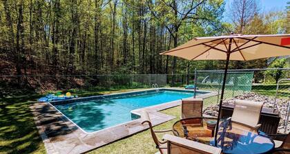 Charming 3-bedroom Family Getaway in Queensbury with WiFi and AC