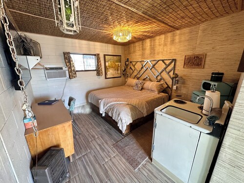 Historic Motel Room in Tucson with WiFi, AC "Tropicana"