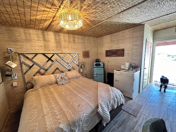 1 bedroom, WiFi, bed sheets - Historic Motel Room in Tucson with WiFi, AC "Tropicana" (Tucson)