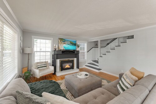 Stylish Escape - Chic & Cozy with relaxing backyard