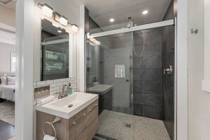 Shower, hair dryer, towels, soap - Stylish Escape - Chic & Cozy with relaxing backyard (Roseburg)