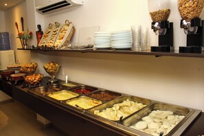 Free daily buffet breakfast - Pousada Recife (Recife)