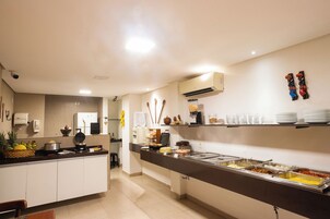 Café da manhã com buffet grátis todos os dias