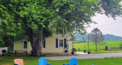 The Yellow Farmhouse - Whitewater River access & fire pit. Peaceful and comfy!