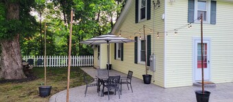 The Yellow Farmhouse - Whitewater River access & fire pit. Peaceful and comfy!