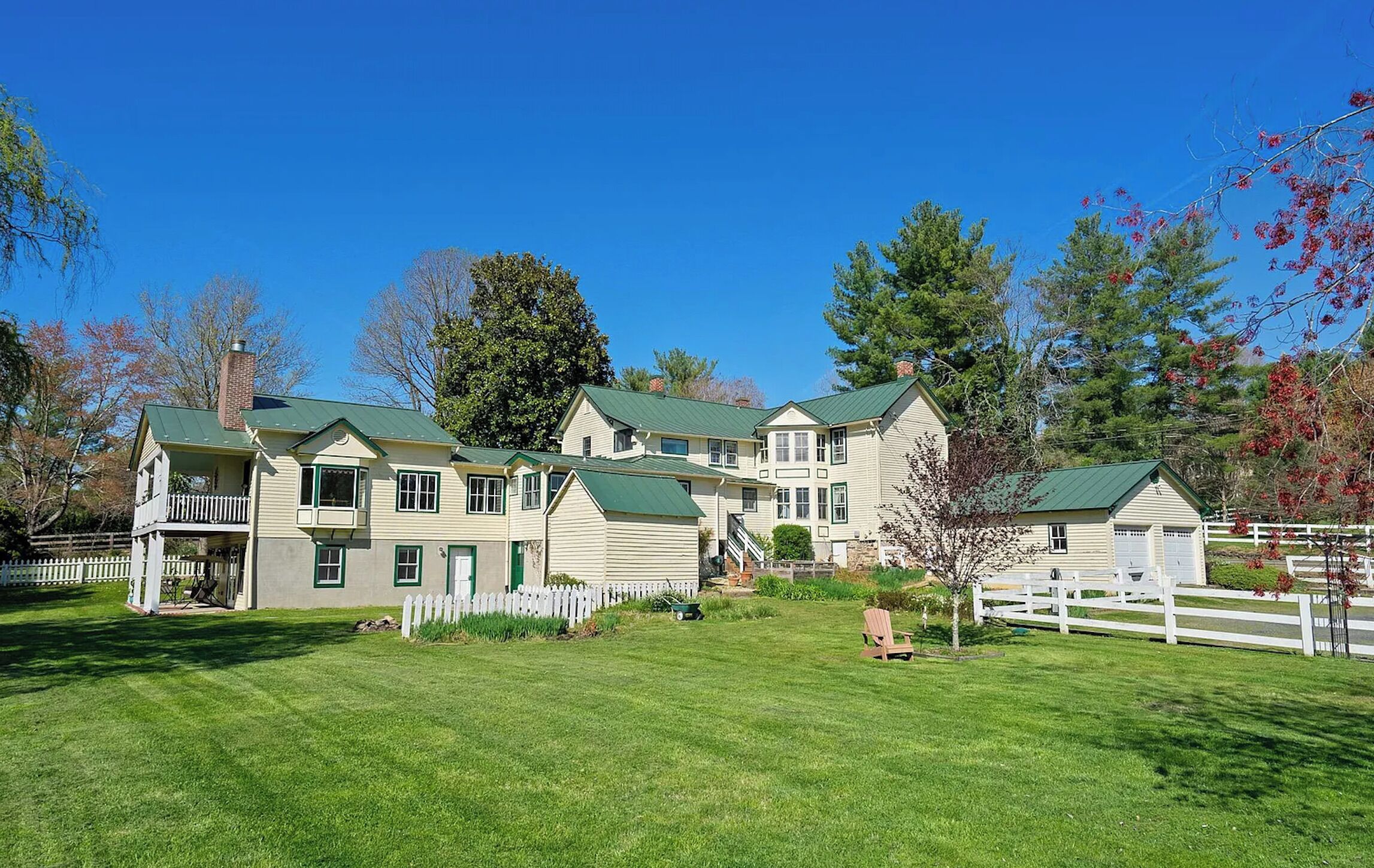 Vista frontal de la propiedad