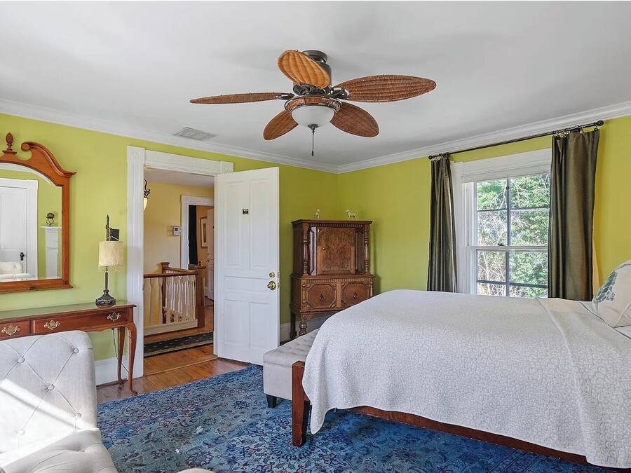 Chambre Classique, 1 grand lit | Coffres-forts dans les chambres, bureau, fer et planche à repasser