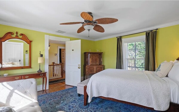 Habitación clásica, 1 cama Queen size | Caja de seguridad en la habitación y escritorio 