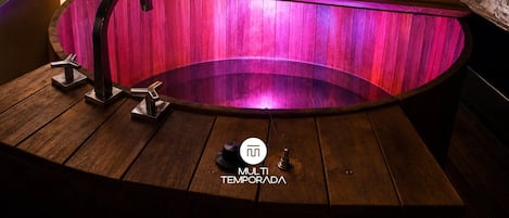 Cabaña de lujo, hidromasaje, vista a la montaña | Tina de hidromasaje privada