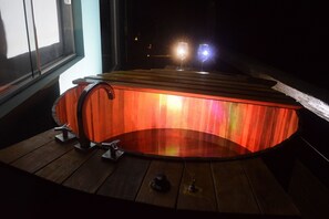 Luxury-Ferienhütte, Whirlpool, Bergblick | Komfortbadewanne