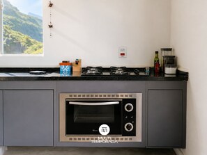 Microondas, utensilios de cocina, mesa de comedor
