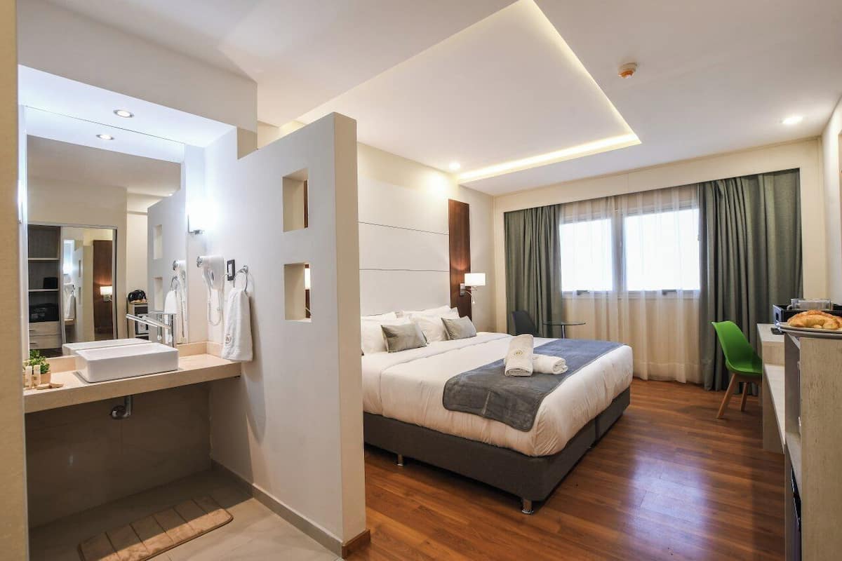 Standard Room, 1 Queen Bed | Down comforters, minibar, in-room safe, laptop workspace