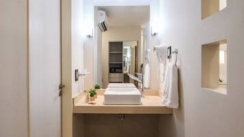 Standard Room, 1 Queen Bed | Bathroom | Hair dryer, towels, soap, shampoo