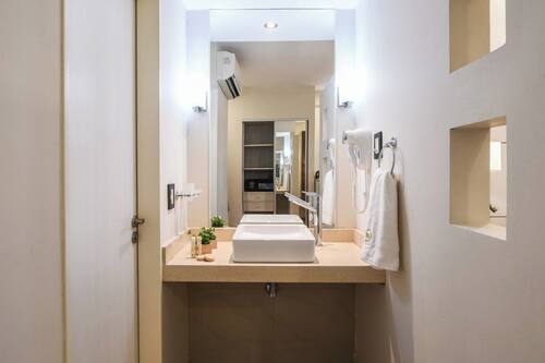 Standard Room, 1 Queen Bed | Bathroom | Hair dryer, towels, soap, shampoo