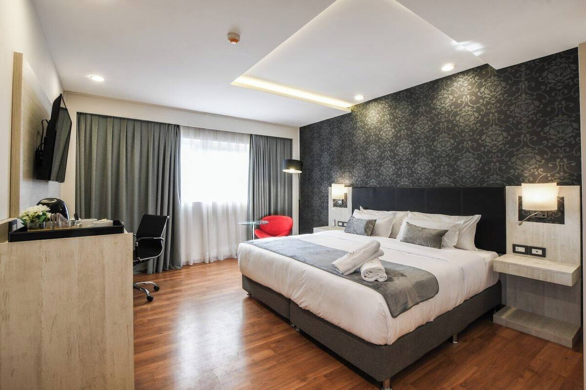 Luxury Room | Down comforters, minibar, in-room safe, laptop workspace