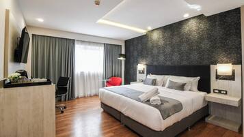 Cubrecamas, minibar y caja de seguridad en la habitación