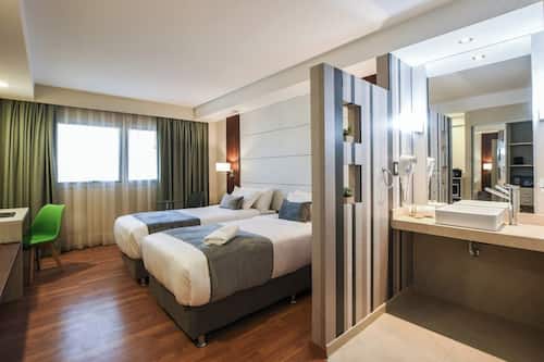 Quarto duplo standard | Edredons de pluma, frigobar, cofres nos quartos