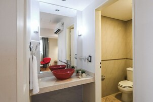 Cubrecamas, minibar y caja de seguridad en la habitación