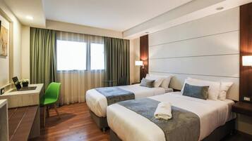 Cubrecamas, minibar y caja de seguridad en la habitación
