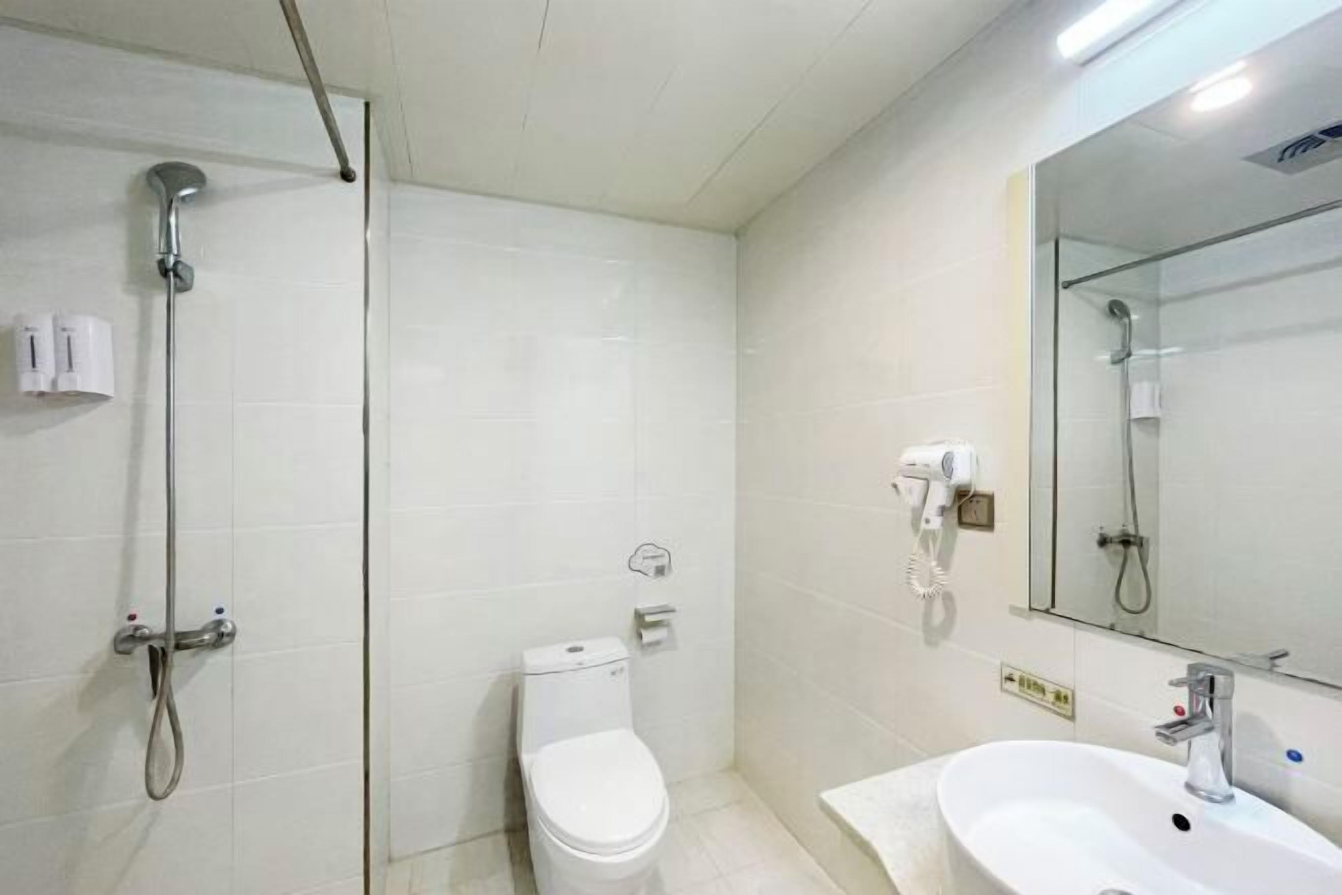 Ein Badezimmer mit Dusche, Toilette und Waschbecken.
