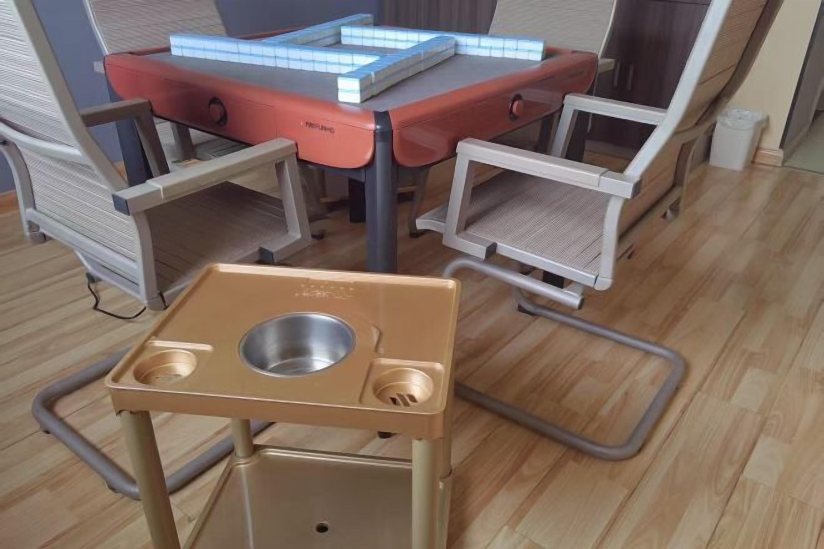 Una silla dental con una mesita y reposapiés.