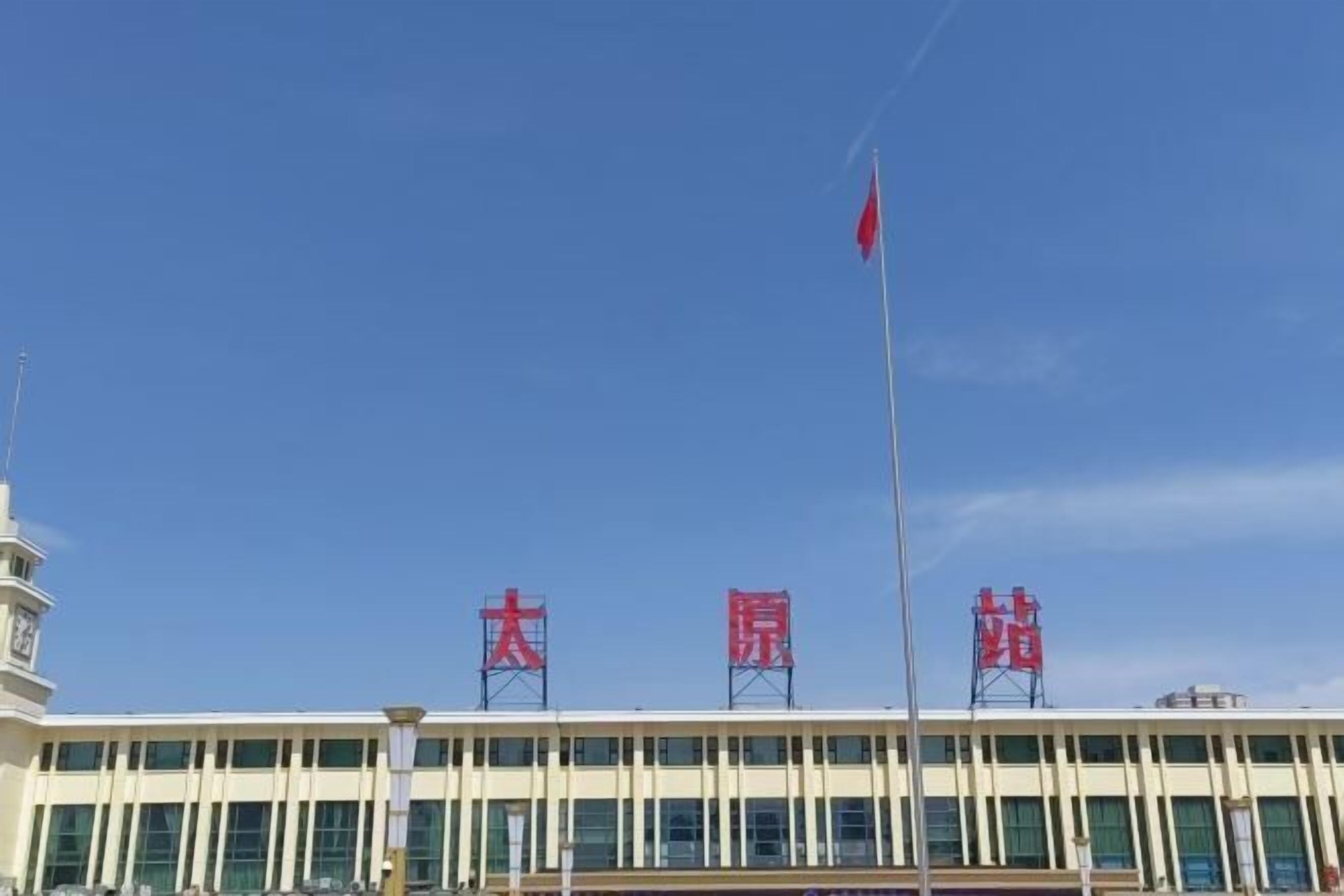 Un bâtiment doté d’un mât pour drapeau et d’une tour horloge.