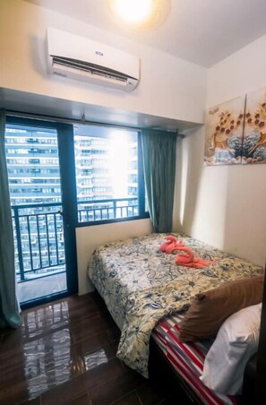 1 bedroom, iron/ironing board, WiFi, bed sheets - Cozy Crash Pad A Laughter Friendly Makati Gym swim (Makati)
