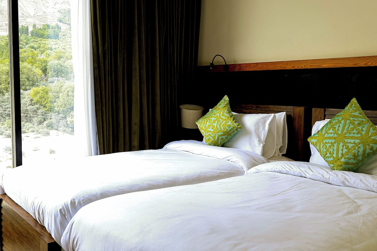 Presidential Suite | Premium bedding, free minibar items, desk, laptop workspace