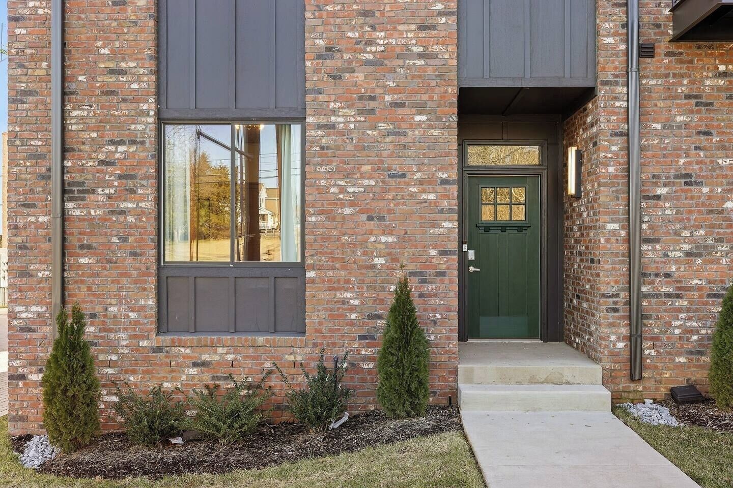 Welcome to our modern retreat! The inviting facade of our property greets you with warmth and style, making you feel at home from the moment you arrive.