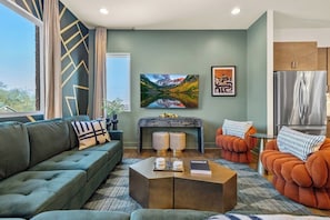 Smart TV, fireplace