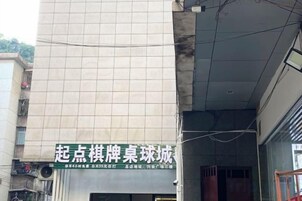 Un edificio con un cartel que indica un restaurante.