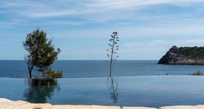 Sea front! Wonderfull villa with sea views from every room.